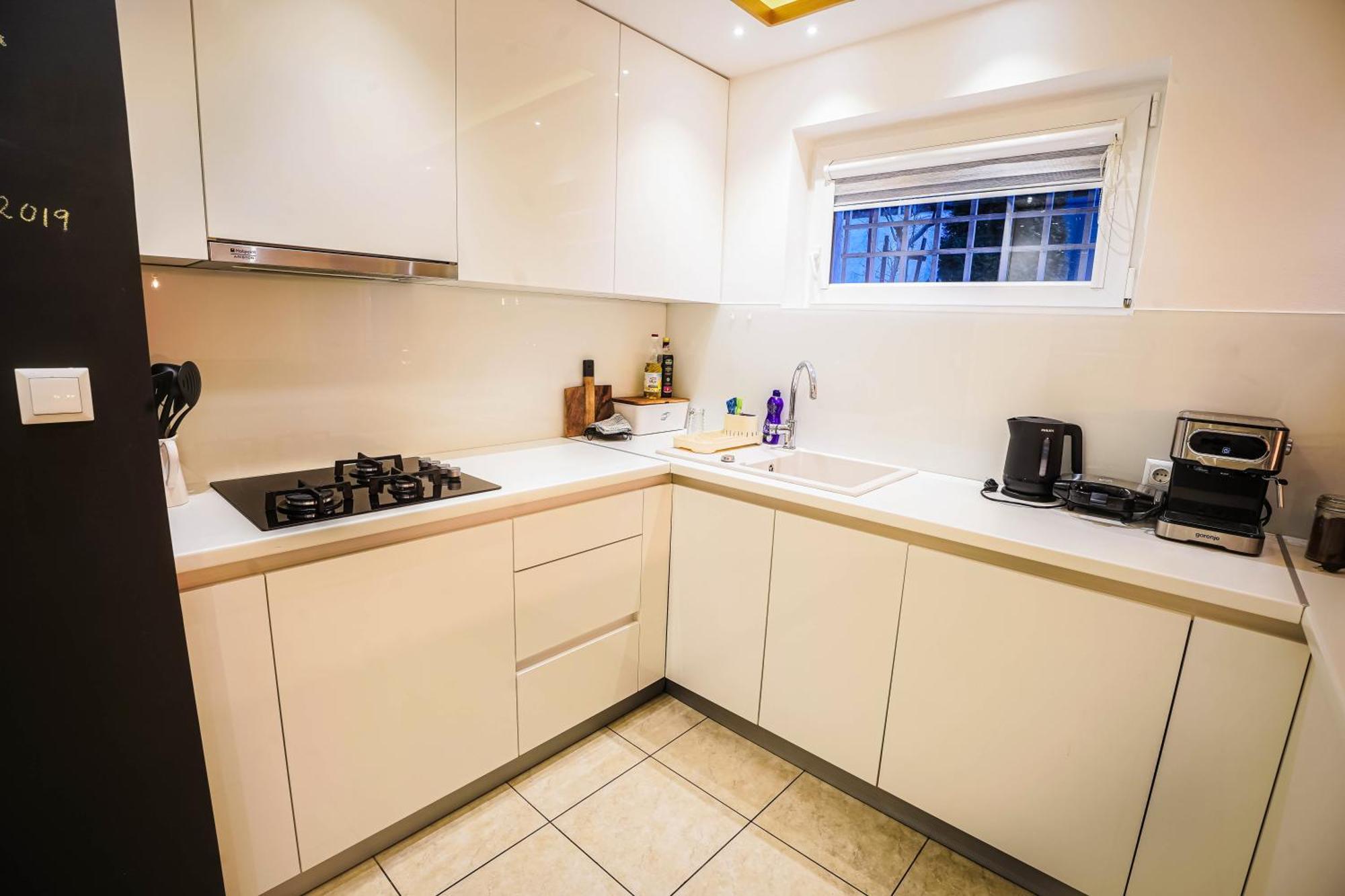 Luxurious 4bdr Retreat With Free Parking