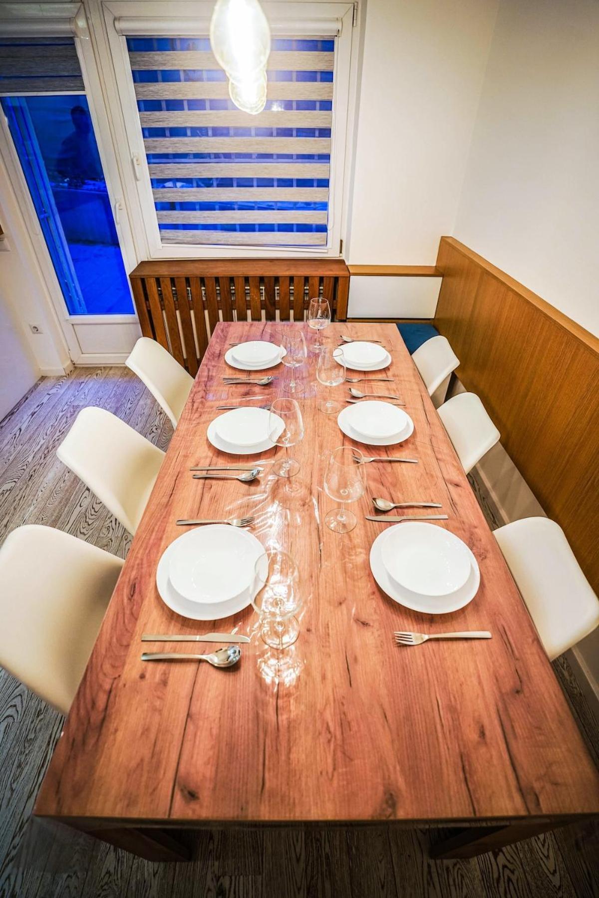 Luxurious 4bdr Retreat With Free Parking
